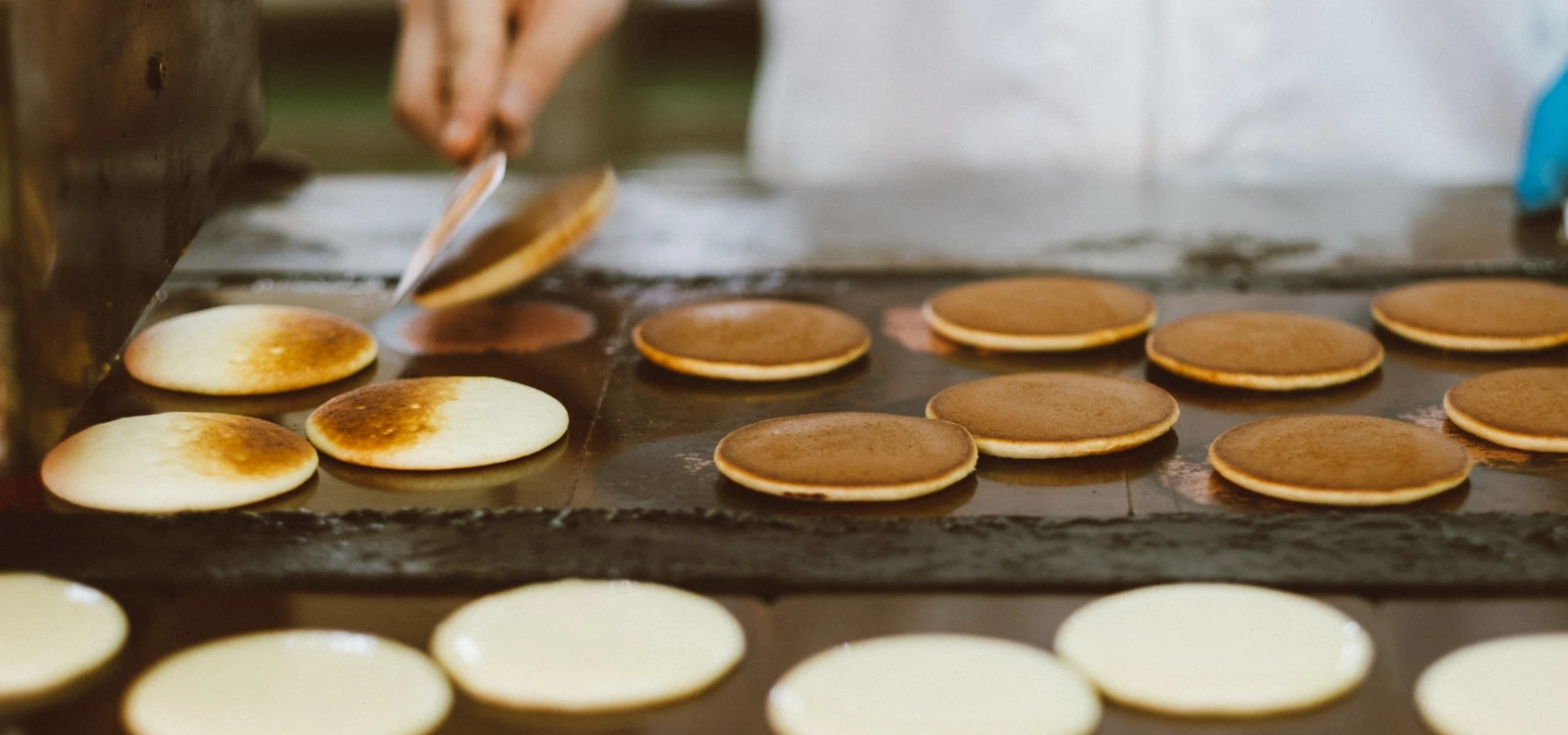 どら焼きの生地を一枚ずつ焼き上げる製造風景｜佐賀の創作和菓子 菓心まるいち